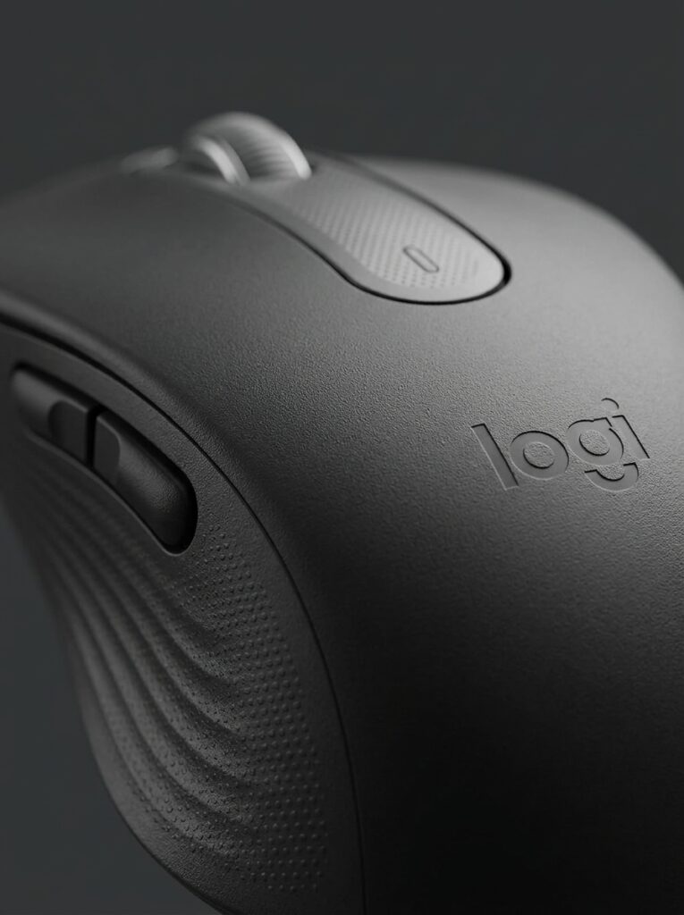 Shop The Look: Biến Góc Chạy Deadline Thành "Studio Thu Nhỏ" Đậm Chất Tạp Chí Macro Close Up Dark Gray Mouse 202607172258 765x1024